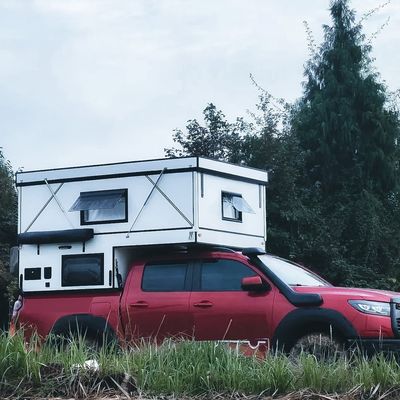 Le toit du camping-car en aluminium Stadard est équipé d'un support pour le F150 Hard Camper Shell Pickup