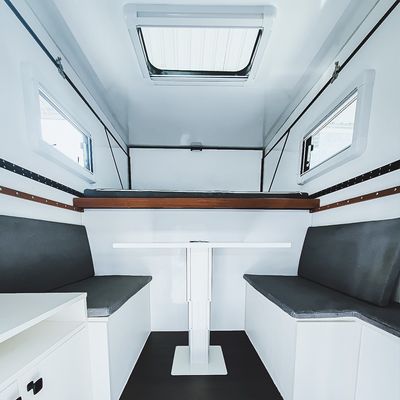 Le toit du camping-car en aluminium Stadard est équipé d'un support pour le F150 Hard Camper Shell Pickup