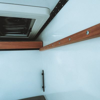 Le toit du camping-car en aluminium Stadard est équipé d'un support pour le F150 Hard Camper Shell Pickup