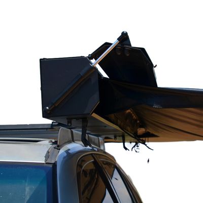 Un auvent à 270 degrés, conçu avec des LED et de l'aluminium.